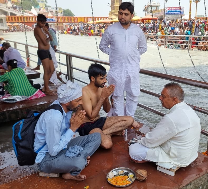 Target Killing in Kashmir: Bank manager Vijay Kumar Beniwal ashes immersed in Ganga at  Har Ki Paidi