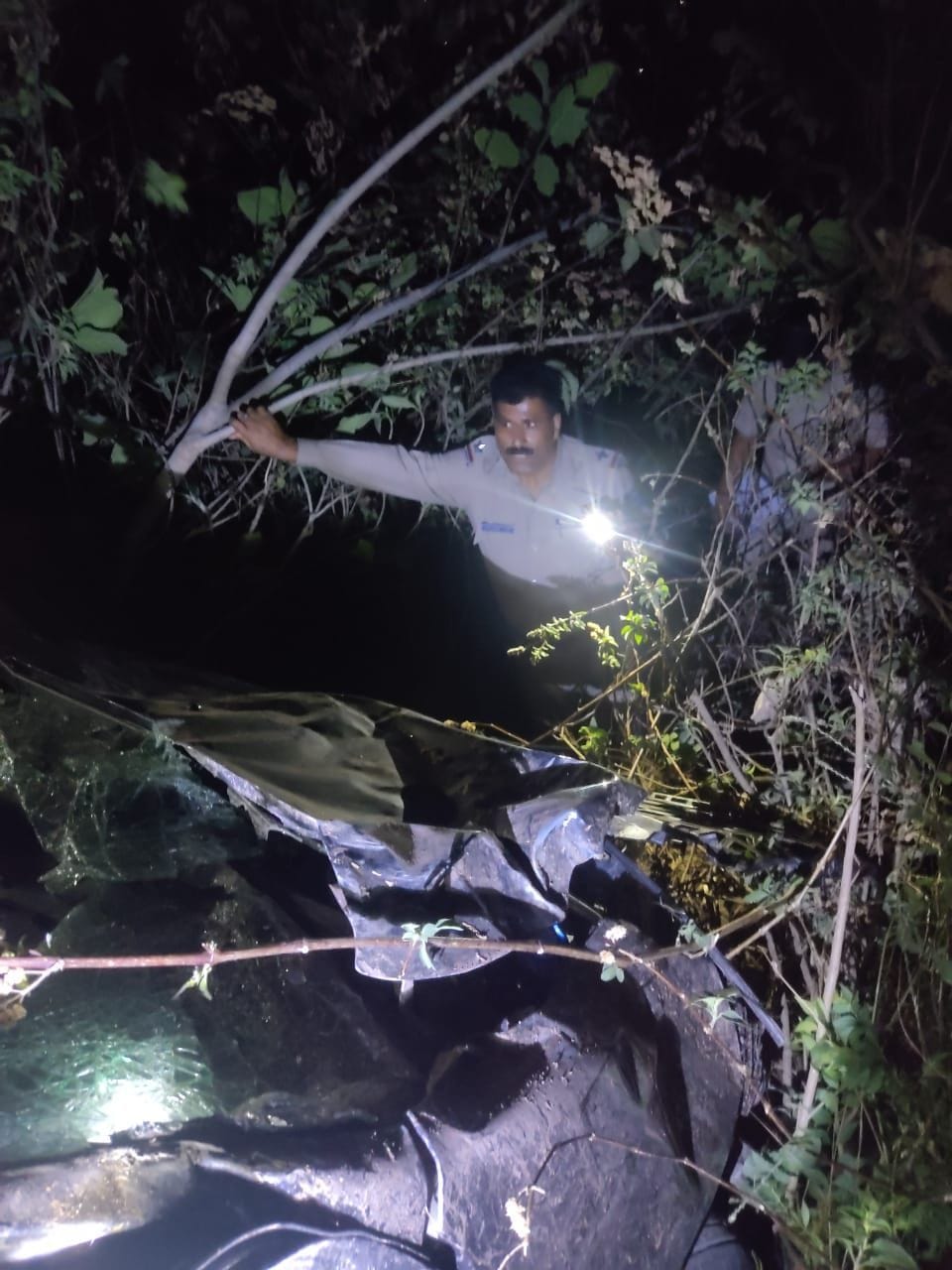 Car fell into a ditch near Tikri turn in Bhambla, seven injured