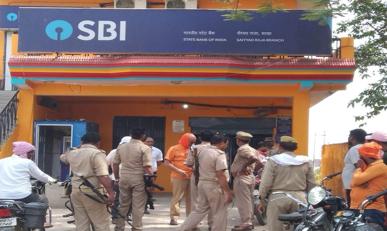 RS 13 lakh looted by shooting in broad daylight in Chandauli miscreants absconding in film style