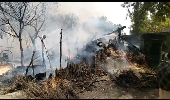 hardoi news,When father and brother beat him, the young man set fire to the house