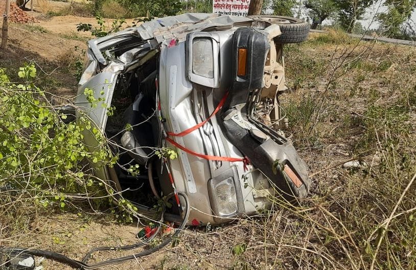 hardoi news,Van capsizes in ravine, five injured