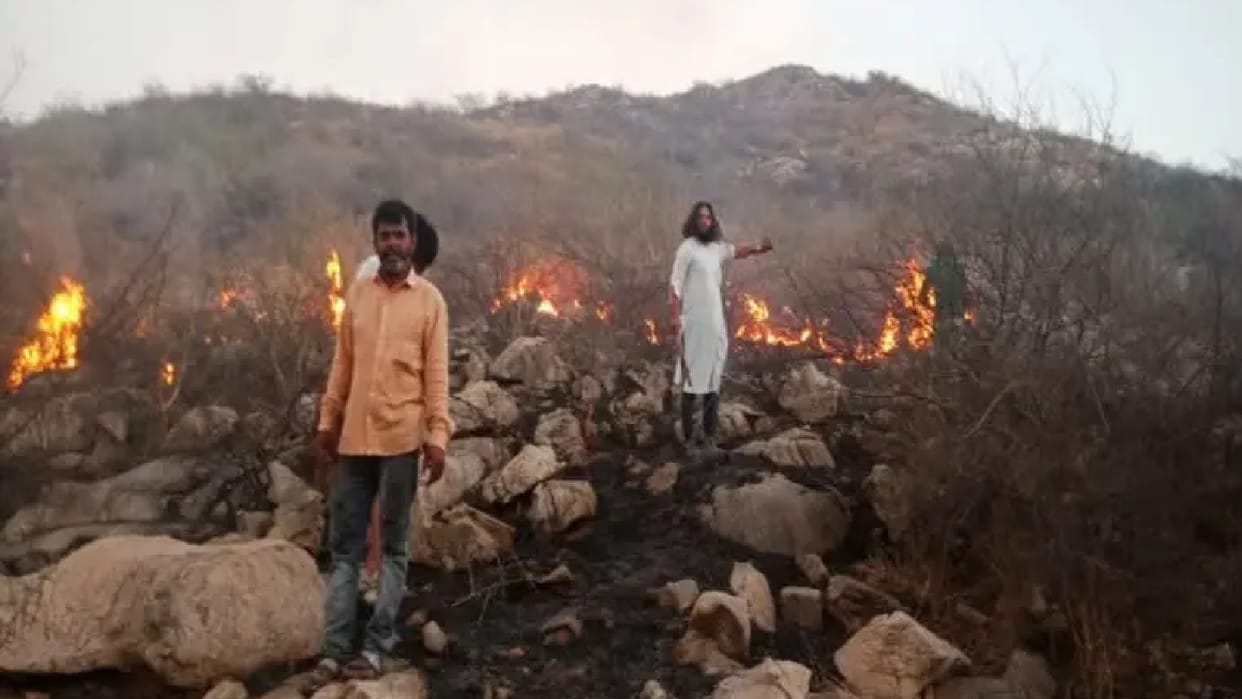 Massive fire broke out in Jhalana forest area of Jaipur