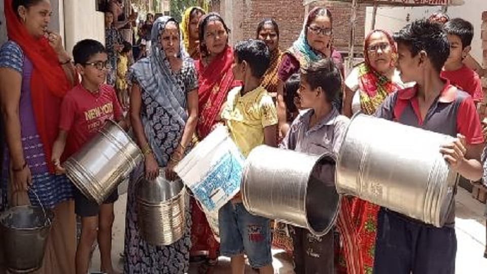 women protest for water in Firozabad