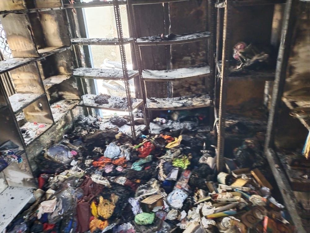 2.40 lakh rupees and jewelery stolen by entering the house, then set fire to the shop