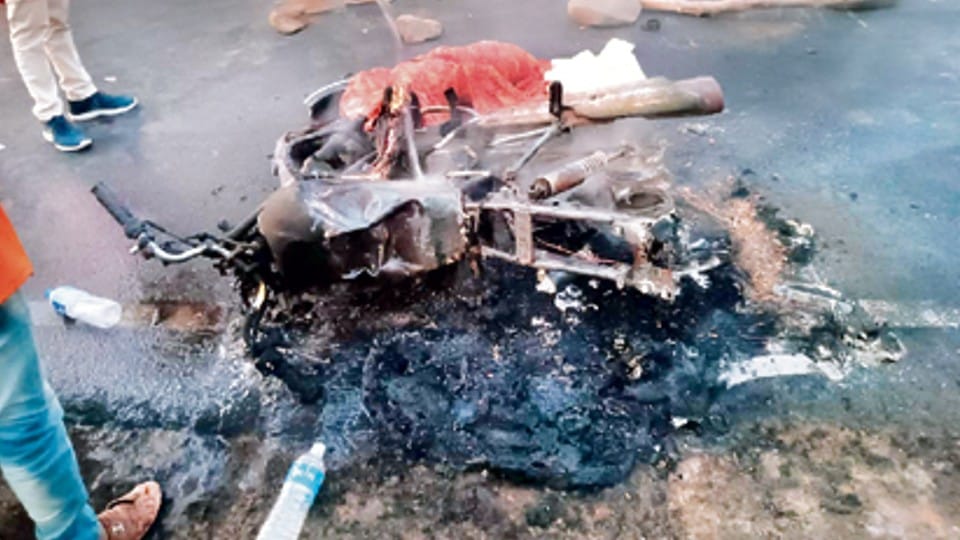 Indore Accident: Bike caught fire due to collision with pickup on Choral Road, youth burnt alive, sister and nephew-niece also died