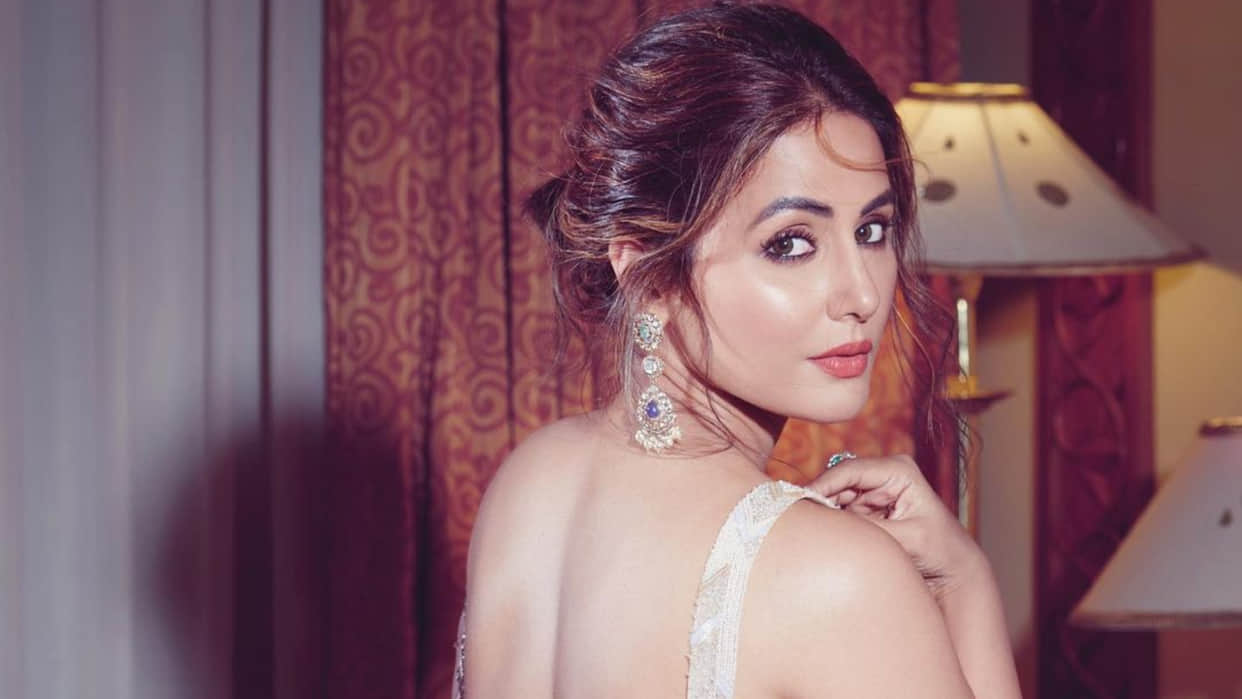 hina khan latest pic in sheer pink saree looks timeless beauty