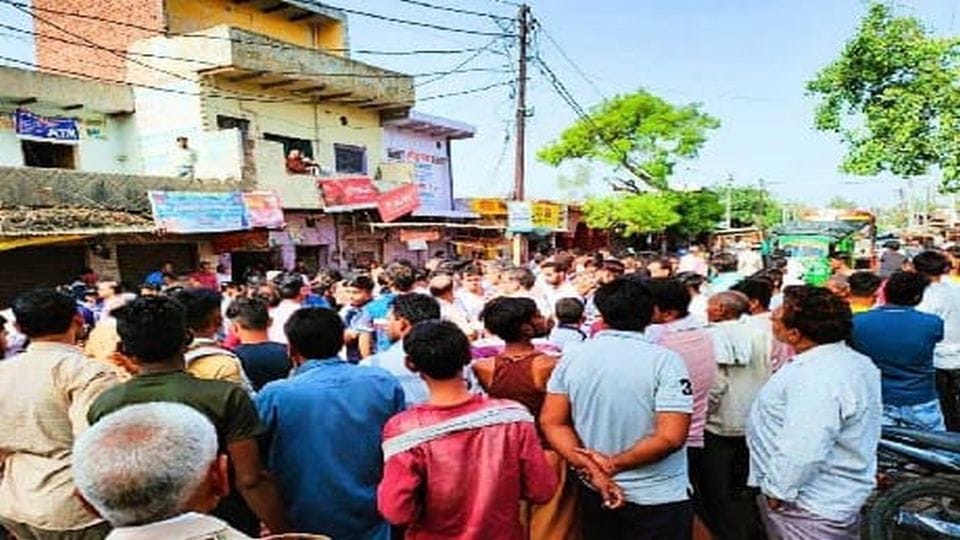 angry people jammed by placing dead body on the agra jaipur highway