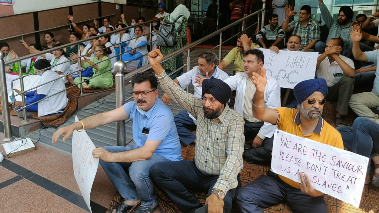 Jammu Strike 35 thousand health workers on strike and protest for demand of promotion under Jammu Kashmir Medical Employees Federation