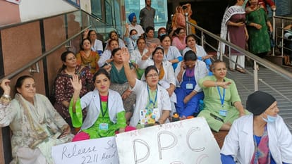 Jammu Strike 35 thousand health workers on strike and protest for demand of promotion under Jammu Kashmir Medical Employees Federation