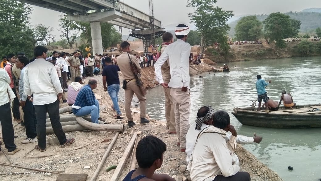 Twenty people were sitting in a small boat, overturned in the stream of Son river, youth missing
