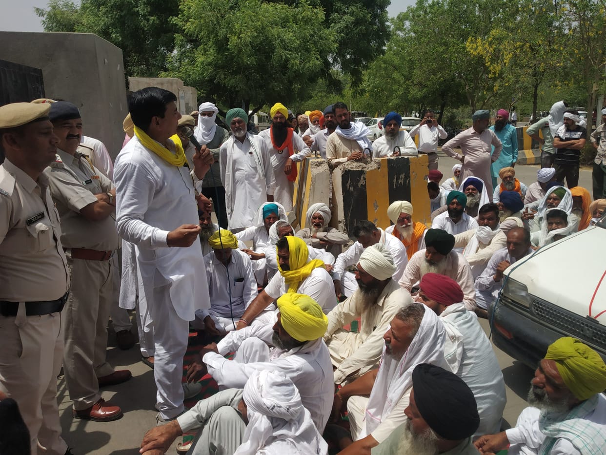 Demand for compensation and insurance claim, farmers staged a sit-in at the gate of the mini secretariat for four hours