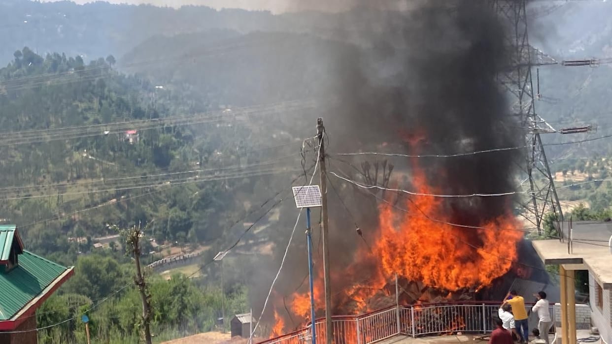mandi news, himachal news, House ashes in donation of Gohar, three families homeless