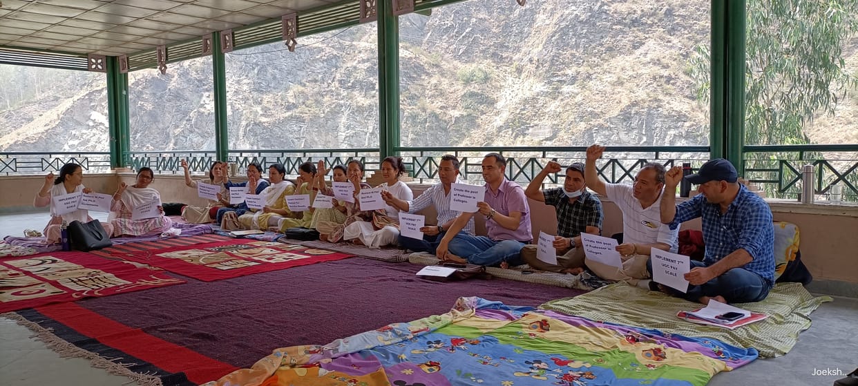 hunger strike started in rampur college lecturer