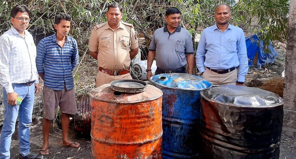 Kanpur Dehat : Seven drums of edible oil were caught on the side of the highway, theft was done from the tankers coming to the factories
