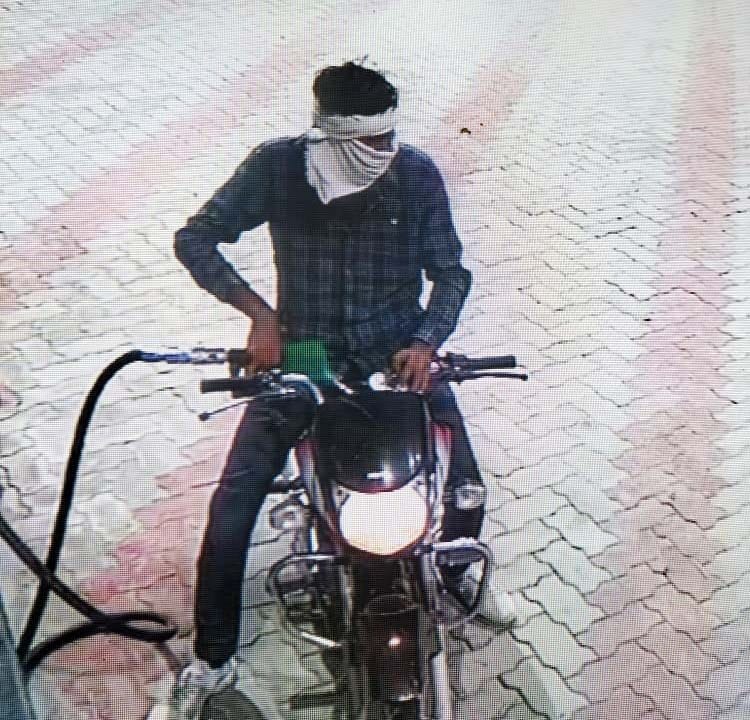 In Nuhiyanwali, miscreants looted cash by showing a pistol to the petrol pump's man