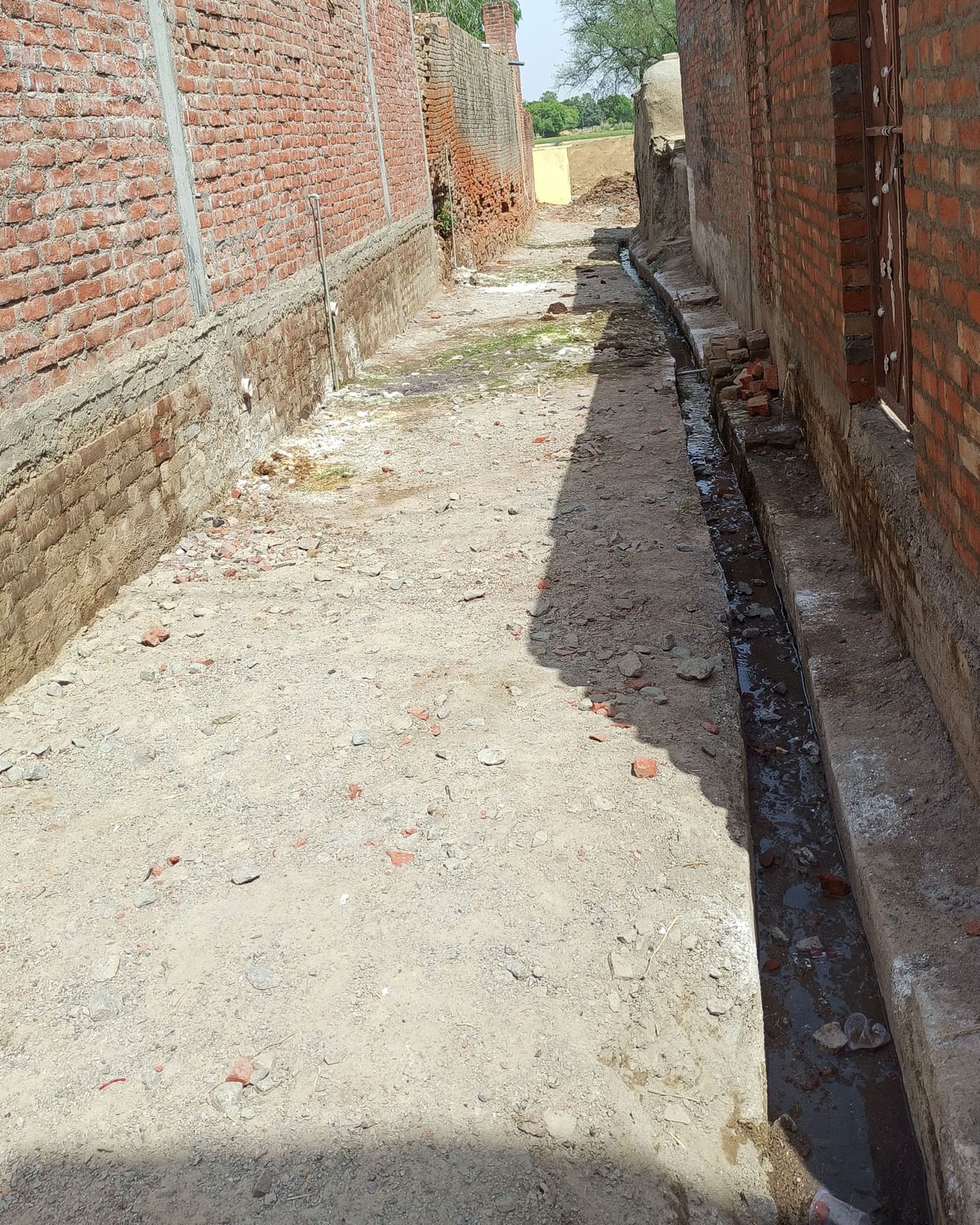 Kanpur Dehat : Construction of roads in Paraunkh stopped, will complain to rural officials