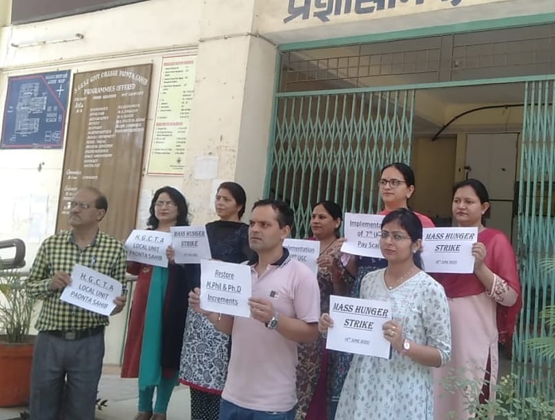 in nahanponta sahib college teachers  demanded to govt. new pay scale