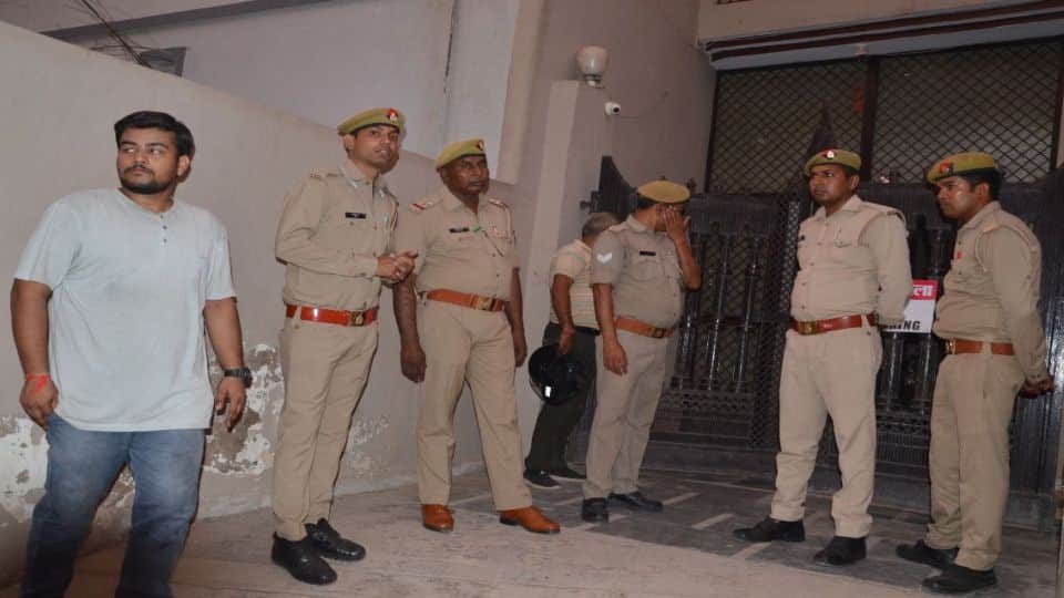 Congress leader shot himself after killing his wife in mathura