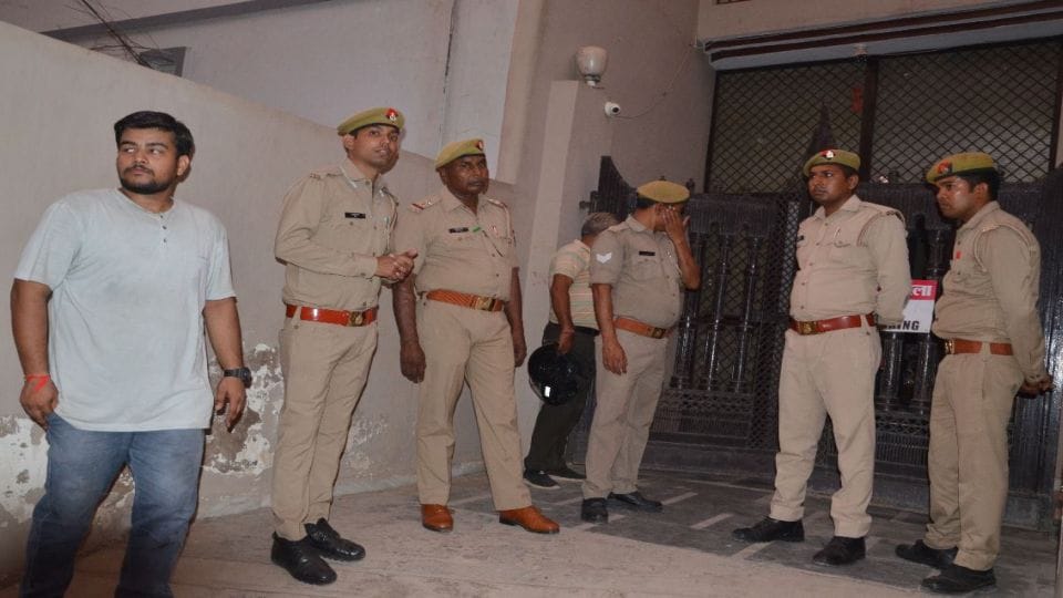Congress leader shot himself after killing his wife in mathura
