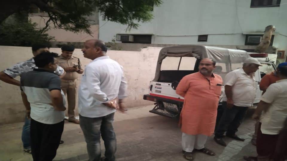 Congress leader shot himself after killing his wife in mathura