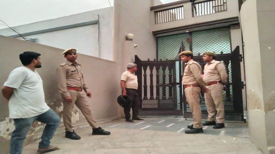 Congress leader shot himself after killing his wife in mathura