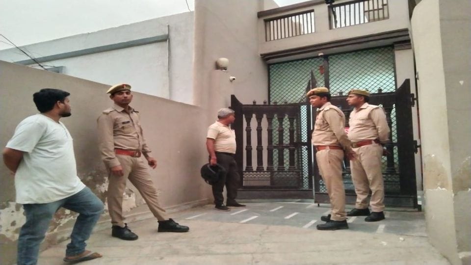 Congress leader shot himself after killing his wife in mathura