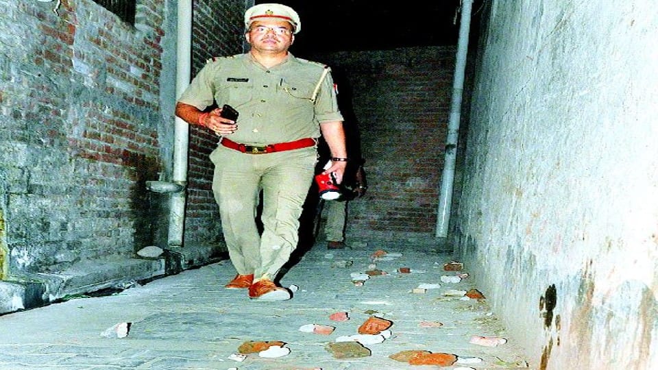Police Officers rushed on the information of clash between two communities in agra