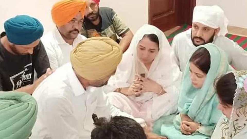 Many politicians and actors reached house of singer Sidhu Moosewala