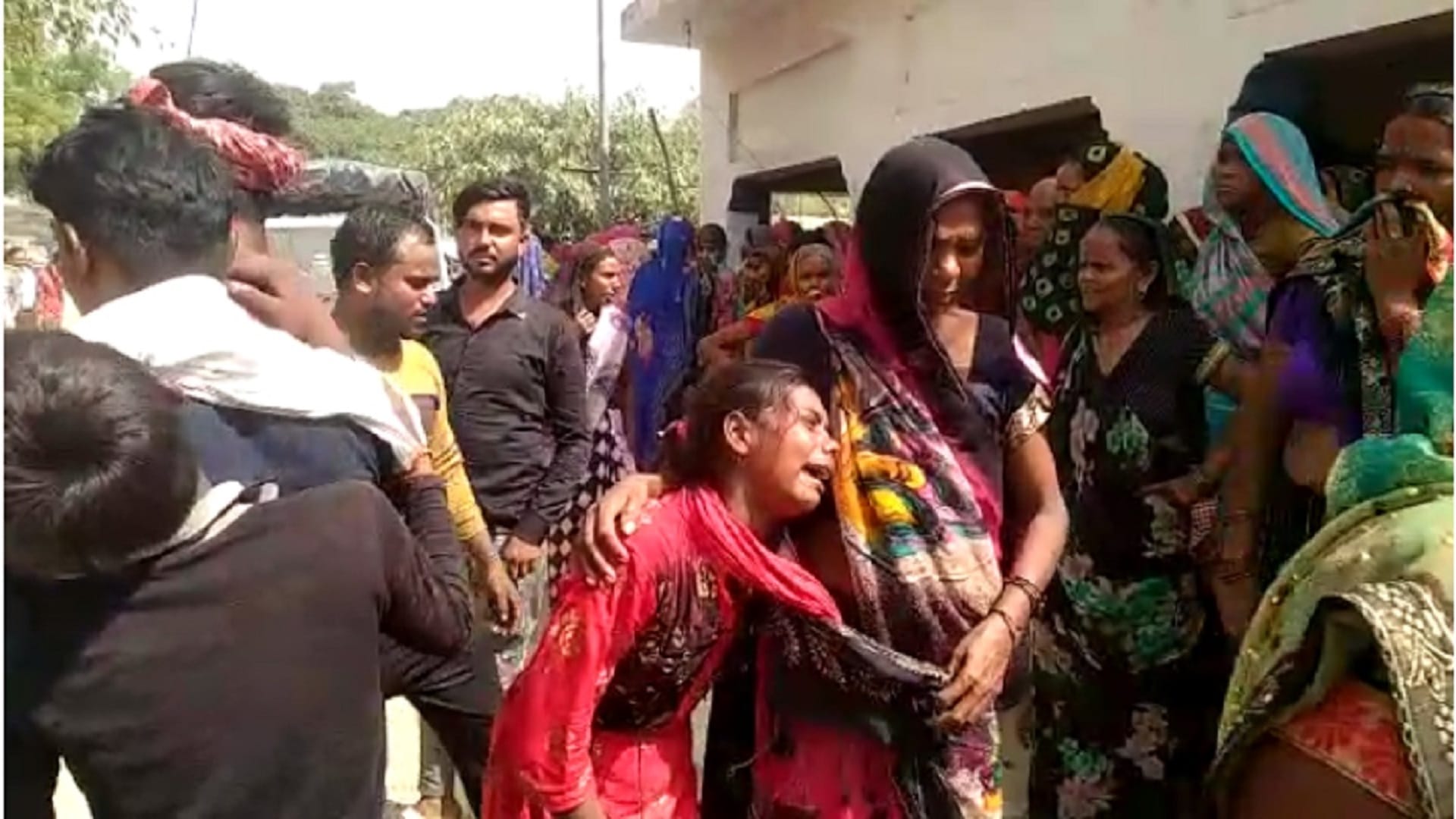 Eight pyres of workers died in Hapur Factory Blast burnt together in Shahjahanpur 