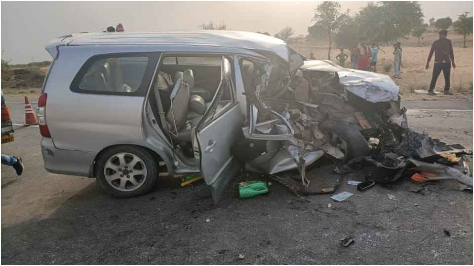 Truck and Innova car collide in Churu eight people injured