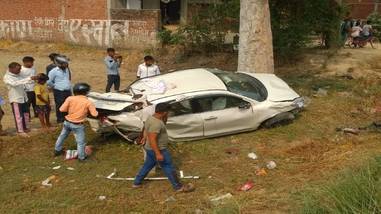 Big Road Accident In Maharajganj uncontrollable car overturned