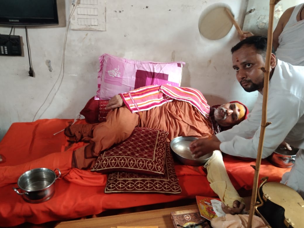 Gyanvapi case Swami Avimukteshwaranand protest continues third day for shivling ki puja  Dandi swami and saint start silent fast