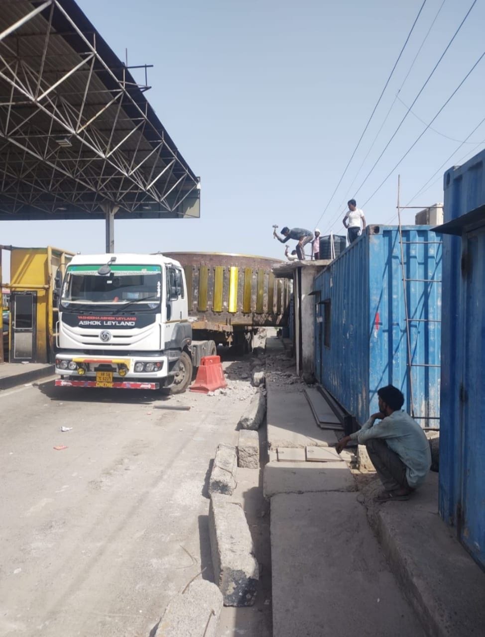 Trolley stuck in toll booth, jammed for five hours