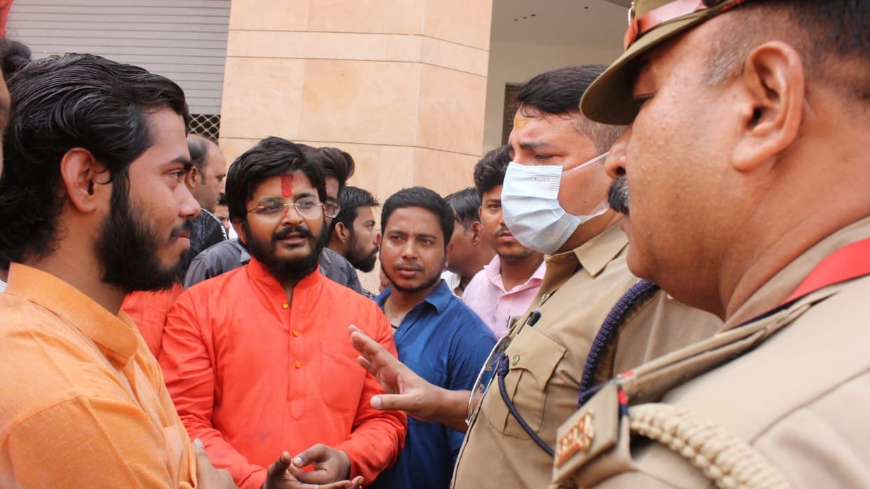 Gyanvapi Mukti Mahaparishad workers stopped by enter in kashi vishwanath temple varanasi they wanted  to recite Hanuman Chalisa