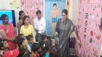 Union Minister Smriti Irani picked up the shovel and cleaning in varanasi