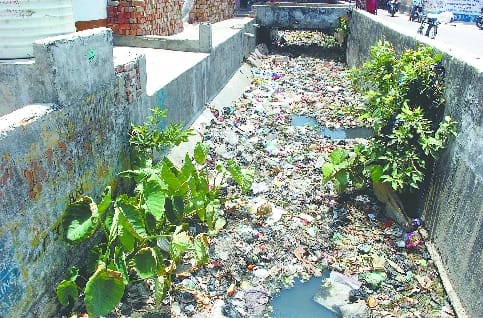 There is a fortnight left in the arrival of monsoon, how will 52 drains be cleaned in 15 days