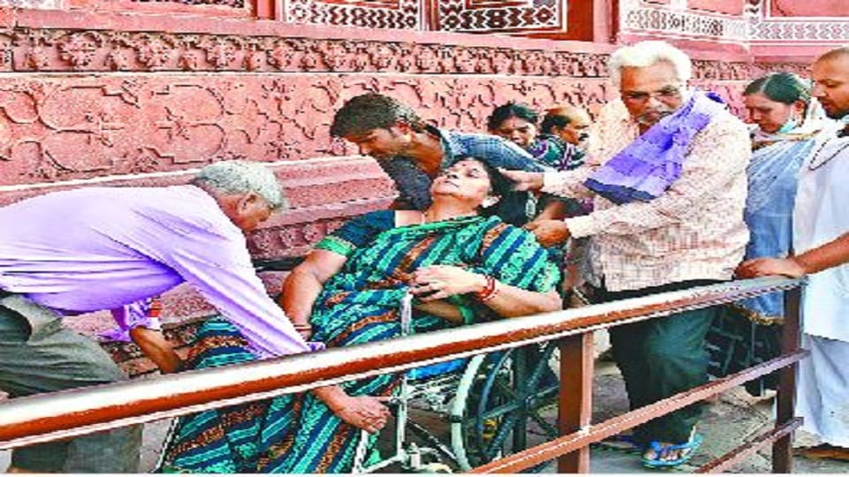 Weather Today scorching heat in Agra tourists unconscious in the Taj mercury reached 44.9 degrees