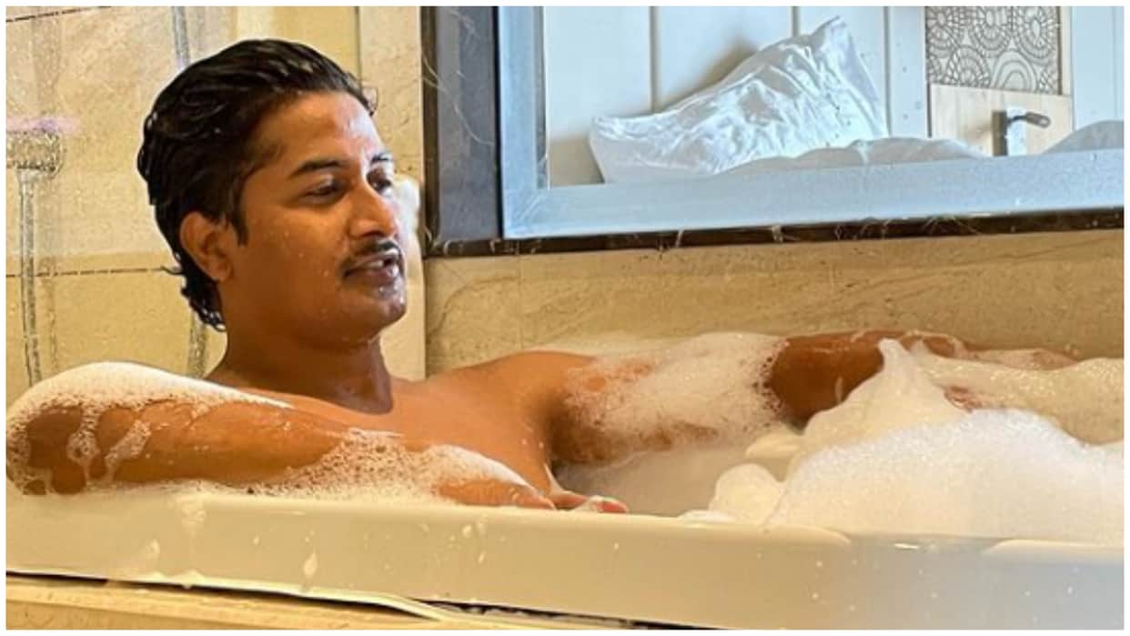 Panchayat Actor Chandan Roy Photos Enjoying in Bathtub News in Hindi
