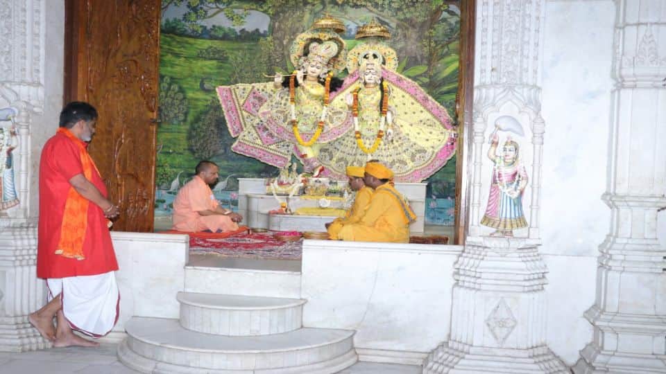 CM Yogi Adityanath blessed the children at Shri Krishna Janmabhoomi in Mathura