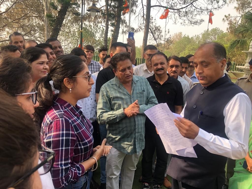 Trainees, parents raised demand to fill vacant posts of doctors