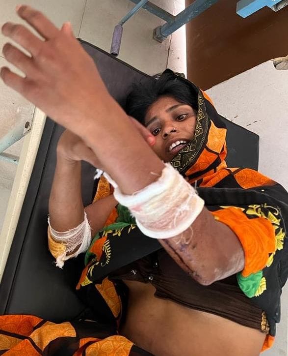 hardoi news,The young man who came to the in-laws' house stabbed his wife