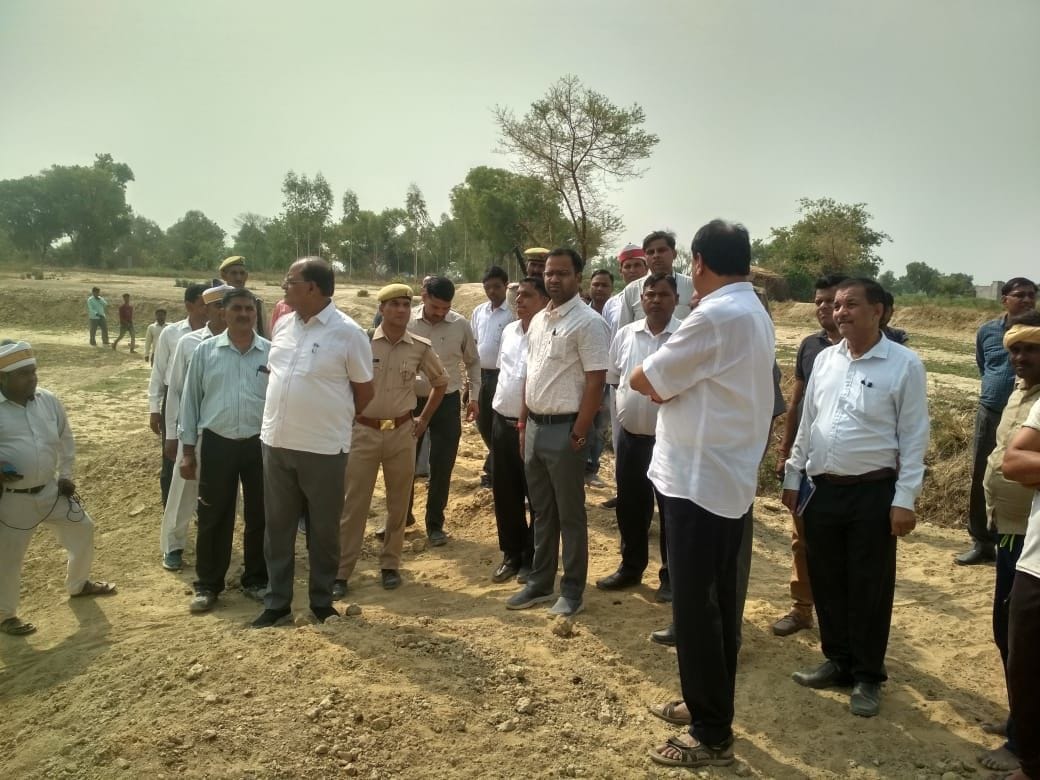 Hathras: Plant plants by making a dam around the pond