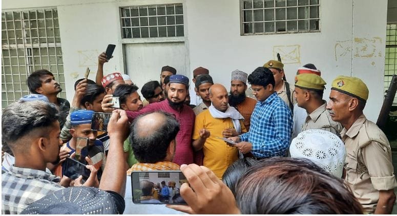 Hathras: Memorandum given for action against remarks on Prophet