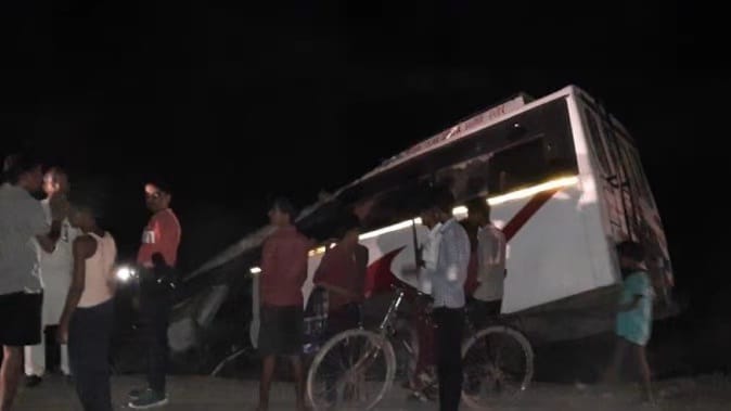 hardoi news,Bus full of brides entered the ravine, 15 injured