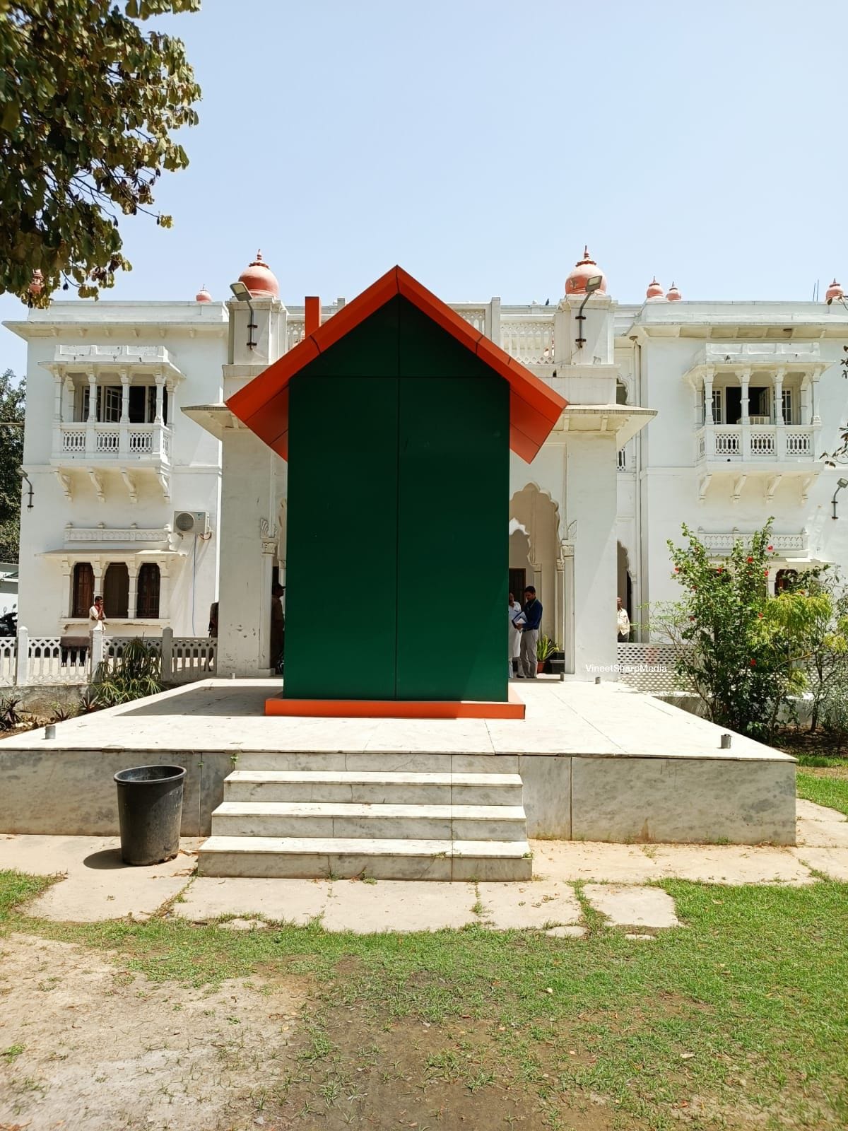Lucknow: Cabinet minister covered the statue of Dr. Ram Manohar Lohia with plywood, Sanjay Nishad denied