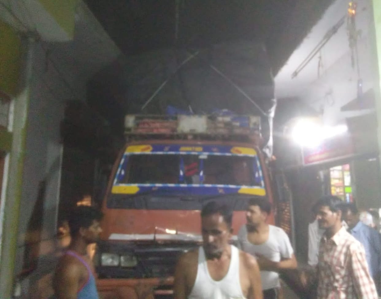 Truck encircled when bunch cable broke, created a ruckus
