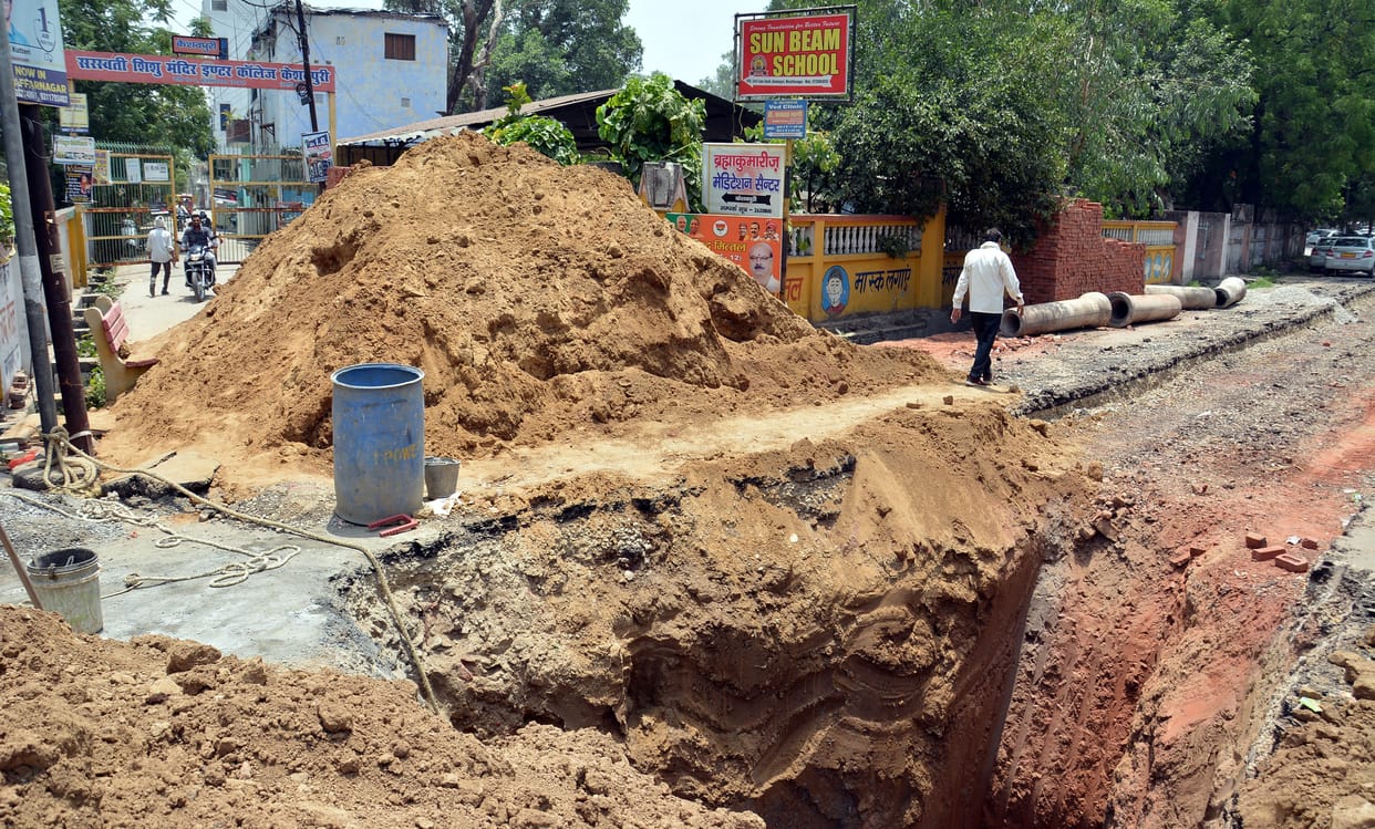 Jal Nigam dug pits, closed the routes of Keshavpuri and Jat Colony
