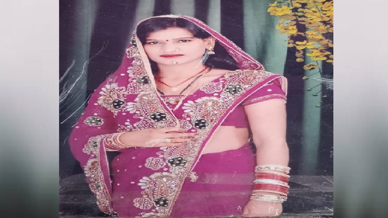 dead body of a married woman found hanging from noose in Jhansi.