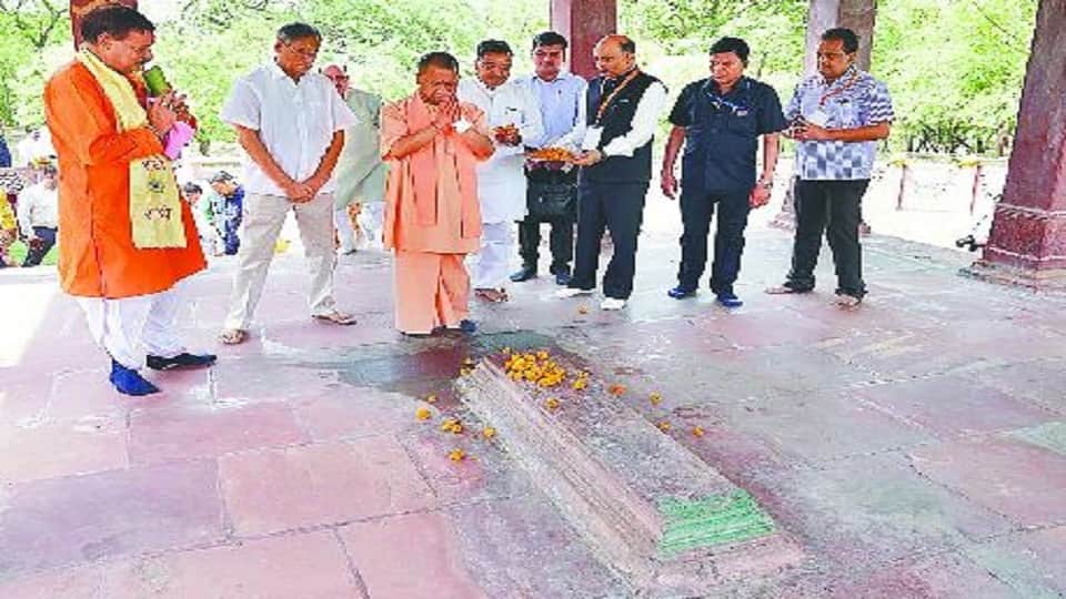 CM Yogi Adityanath visited samadhi site of Krishna Bhakt Raskhan and Taj Bibi located at Ramnareti on banks of Yamuna Mathura