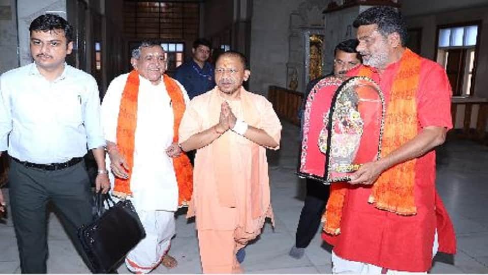 CM Yogi Adityanath visited samadhi site of Krishna Bhakt Raskhan and Taj Bibi located at Ramnareti on banks of Yamuna Mathura